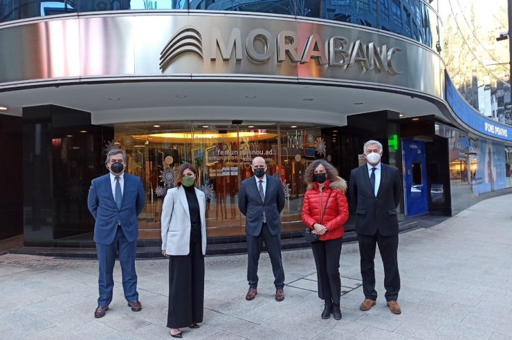 D'esquerra a dreta Salvador Rivas (Iniced), Jassica Reynoso (MoraBanc), Ignacio Martín (MoraBanc), Pilar Escaler (Cambra de Comerç) i Fernando Ramoneda davant de l'oficina central de MoraBanc.